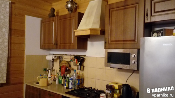 Кухонный фартук с плиткой в деревянном доме